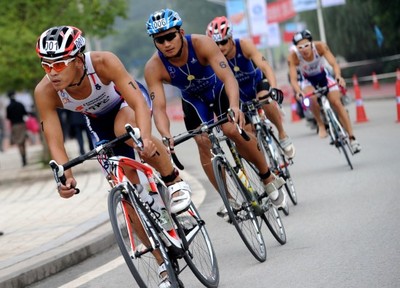 圖文-海峽杯鐵人精英賽開賽運(yùn)動(dòng)員在自行車比賽_綜合體育_新浪競(jìng)技風(fēng)暴_新浪網(wǎng)